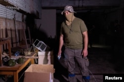 在伊久姆鎮，一名烏克蘭軍人站在他說曾被俄軍用作酷刑室的警察局的一間屋子裡。(2022年9月18日)