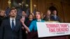 Ketua DPR AS Nancy Pelosi, didampingi oleh Joaquin Castro (kiri) dan anggota parlemen dari partai Demokrat lainnya, dalam konferensi pers di Gedung Capitol, Washington, D.C., 25 Februari 2019. (Foto: dok).