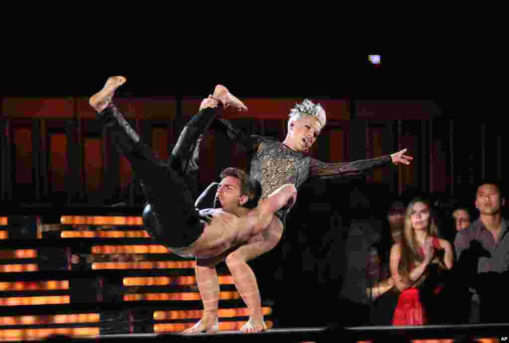Aksi panggung Pink dengan penari latarnya saat membawakan lagu "Try" pada Grammy Awards ke-56 (26/1) di Staples Center, Los Angeles. (AP/Matt Sayles)