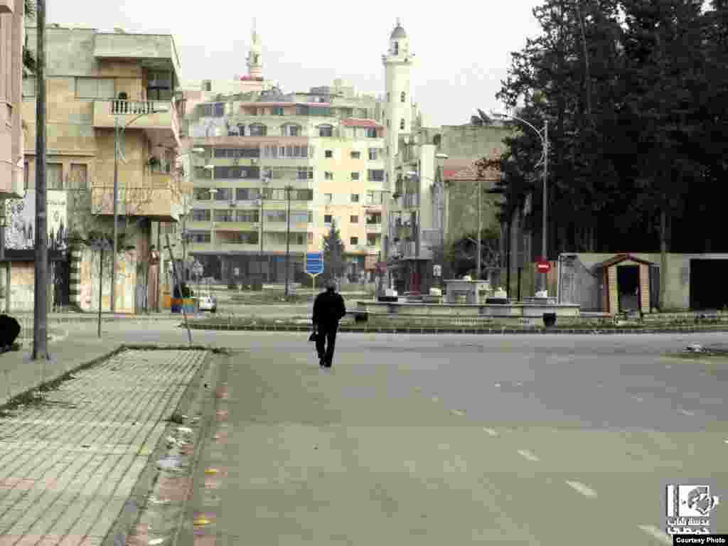 2013年1月18日,霍姆斯的达布兰环形交叉口空空荡荡。 (Lens Young Homsi)