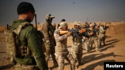 Members of the U.S. Army Special Forces provide training for Iraqi fighters from Hashid Shaabi at Makhmur camp in Iraq, Dec. 11, 2016. 