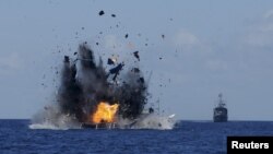 Angkatan Laut Indonesia meledakkan kapal nelayan asing yang tertangkap menangkap ikan secara ilegal di perairan Indonesia dekat Bitung, Sulawesi Utara, Rabu (20/5).