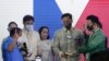 Lord Allan Velasco (kanan) dilantik sebagai Ketua DPR baru oleh para pendukungnya di klub olahraga Celebrity di kota Quezon, Filipina, Senin, 12 Oktober 2020.
