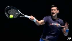 Novak Djokovic berlatih di lapangan Rod Laver, Melbourne, Australia, Rabu, 12 Januari 2022. (AP Photo/Mark Baker)