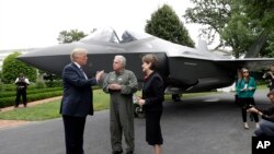 川普总统2018年7月23日在白宫与F-35战机的制造商交谈（美联社）