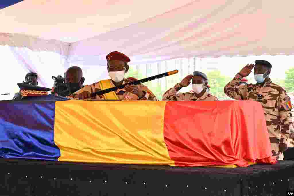 Ba offociers ya Tchad bazali kopesa losako na nkondo président Idriss Deby na matanga ya mboka, na N'Djamena, Tchad, avril .
