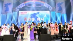3일 평양 류경정주영체육관에서 열린 남북합동공연 ‘우리는 하나’에서 남북 가수들이 ‘우리의 소원’을 부른 후 관객들에게 인사하고 있다. 