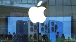 人們在北京的一家Apple商店試用iPhone產品。