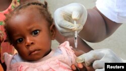 Tim UNICEF memberikan vaksinasi polio kepada anak-anak di gereja St. Ambrose di Abidjan, Cote d'Ivoire, 9 Maret 2011.