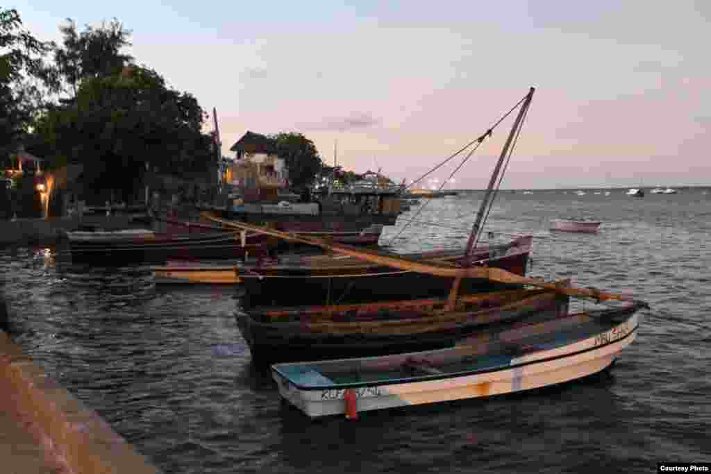 Lamu’s historic old harbor, where traditional fishing boats have been jostling for space for centuries, Nov. 25, 2014. (VOA / Hilary Heuler)