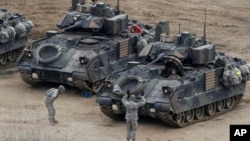 Seorang anggota pasukan tentara angkatan darat AS tengah berbicara dengan rekan-rekan tentaranya dalam latihan militer tahunan bersama di Yeoncheon, Korea Selatan, dekat perbatasa dengan Korea Utara (Foto: dok). 