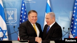 Perdana Menteri Israel Benjamin Netanyahu berjabat tangan dengan Menteri Luar Negeri AS Mike Pompeo di kantor Kementerian Pertahanan Israel di Tel Aviv, 29 April 2018.