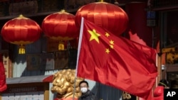 Bendera nasional China terlihat di luar rumah sakit pengobatan tradisional di Beijing, China, 3 Maret 2020. (Foto: AP)
