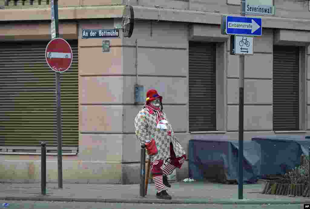 Um palhaço solitário, espera ansiosamente pela parada de Carnaval em Colónia, Alemanha. Fev. 16, 2015.