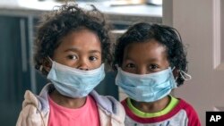 Crianças usam máscaras numa escola Antananarivo, Madagáscar, 3 Outubro, 2017.