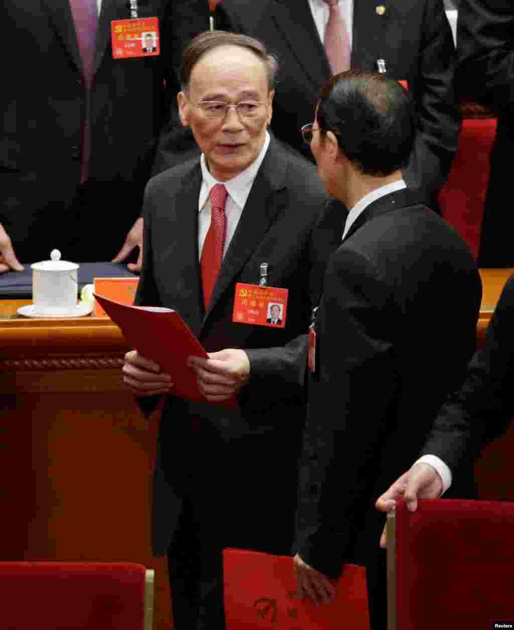 中国共产党第十九次全国代表大会闭幕式之后,王岐山离开会场,这是他最后一天担任中纪委书记和政治局常委(2017年10月24日)。2018年1月29日,王岐山当选湖南省118名全国人大代表之一。 有消息人士说,王岐山很可能担任国家副主席。 四位要求匿名的消息人士援引和中国高层官员的谈话,告诉纽约时报这一消息。他们分别是中国政府官员、经常与北京政界高层会晤的美籍华裔企业高管、见过王岐山的外国总裁,以及多次与王会面的前美国官员。 这个图集后面还有有关图片和信息.