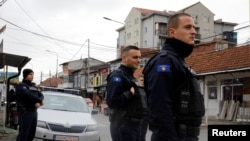Kosovska policija patrolira u Severnoj Mitrovici (Foto: REUTERS/Ognen Teofilovski)