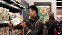 Seorang pelanggan, Paul Fan, berbelanja di toko Amazon Go hari Senin, 22 Januari 2018 di Seattle, WA (foto: AP Photo/Elaine Thompson)