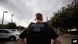Seorang anggota Badan Penegakan Imigrasi dan Bea Cukai Amerika Serikat dalam operasi penertiban imigran ilegal di Escondido, California, 8 Juli 2019. (Foto: AP)