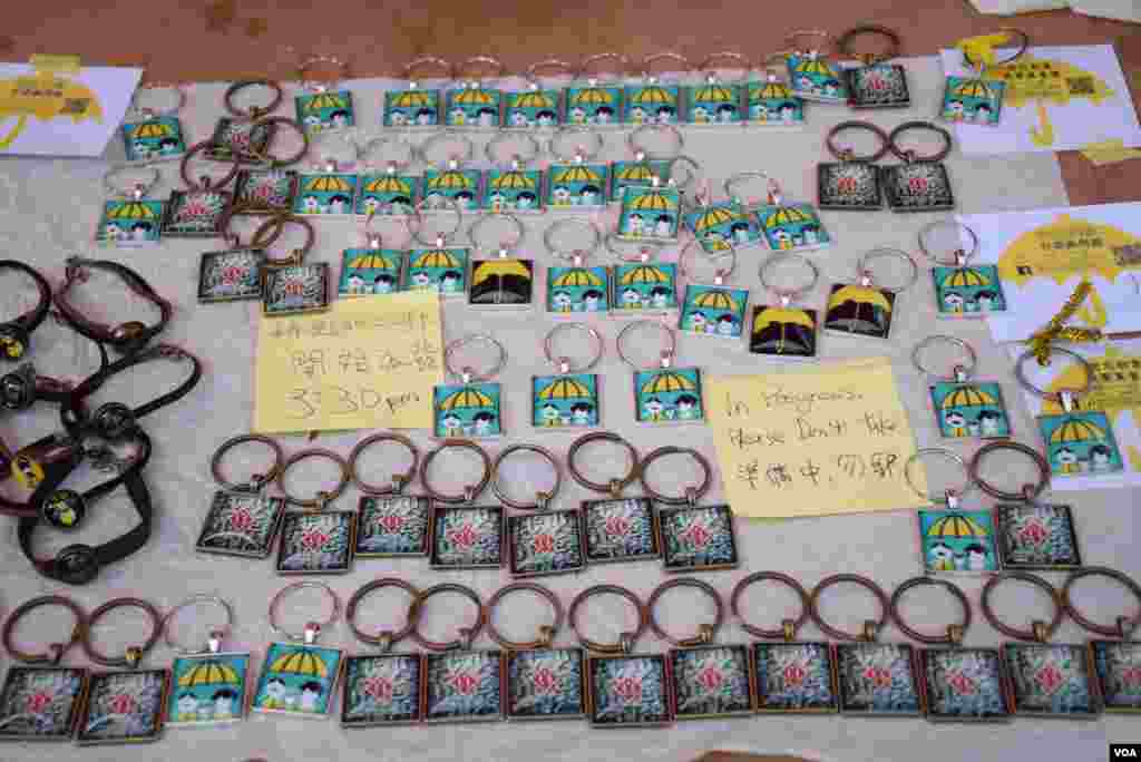 添美藝墟其中一個攤位免費派發多款雨傘運動鎖匙扣。(美國之音湯惠芸拍攝)