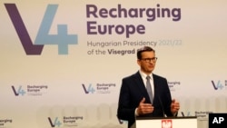 Perdana Menteri Polandia Mateusz Morawiecki berbicara kepada awak media di Budapest, Hungaria, pada 23 November 2021. (Foto: AP/Laszlo Balogh)