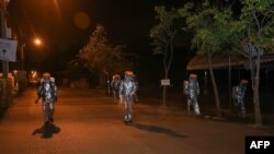 ဘန်ကောက်တွင် ကိုရိုနာဗိုင်းရပ်စ် ကာကွယ်နိုင်ရေး ပိုးသတ်ဆေးဖျန်းနေသည့် ထိုင်းစစ်သားများ။ (မတ် ၂၆၊ ၂၀၂၀)