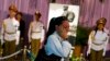 Seorang peziarah mengusap air matanya saat memberikan penghormatan teakhir di hadapan jenazah almarhum Fidel Castro di Revolution Plaza, Havana, Cuba, 28 November 2016 (AP Photo/Ramon Espinosa).