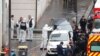 Polisi dan ahli forensik menyelidiki serangan yang melukai dua orang di dekat kantor surat kabar satir Charlie Hebdo, di Paris, Perancis, 25 September 2020. (Foto: AP)
