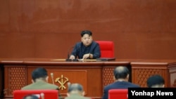 김정은 북한 국방위원회 제1위원장이 지난 8월 노동당 중앙군사위원회 확대회의를 진행하고 있다. (자료사진)