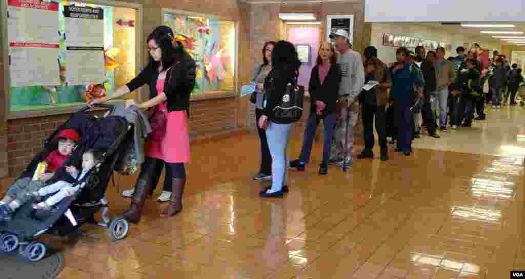 People wait in line to vote in Virginia, outside Washington D.C., Nov. 8, 2016. (Photo: D. Block / VOA)