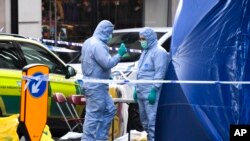 Pekerja forensik ketika melakukan rekonstruksi adegan penyerangan di Jembatan London, Sabtu, 30 November 2019. (Foto: (AP / Alberto Pezzali)