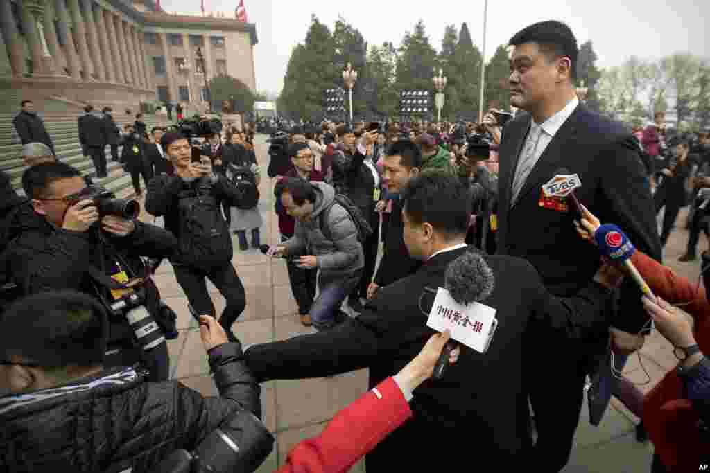 2018年3月3日,在北京人民大会堂举行的政协开幕会议后,前NBA球员姚明离开会场。