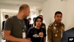 Kepala Polisi Imigrasi Mayjen Surachate Hakparn (kanan), berjalan dengan wanita Saudi Rahaf Mohammed Alqunun sebelum meninggalkan Bandara Suvarnabhumi di Bangkok, Thailand, 7 Januari 2019. (Foto: dok).