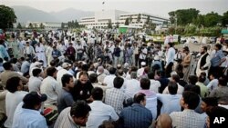 Pakistani journalists hold a protest rally and sit-in-protest outside the Parliament to condemn the killing of their colleague, Syed Salim Shahzad, this week after he reported being threatened by intelligence agents, in Islamabad, Pakistan, June 15, 2011