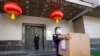 联邦特快专递雇员7月23日从中国驻休斯敦领事馆搬走一个纸箱。