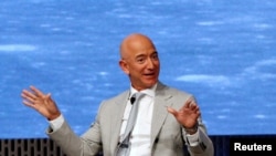 FILE PHOTO: Jeff Bezos, founder of Amazon and Blue Origin speaks during the JFK Space Summit, celebrating the 50th anniversary of the moon landing, at the John F. Kennedy Library in Boston, Massachusetts, U.S., June 19, 2019. REUTERS/Katherine…