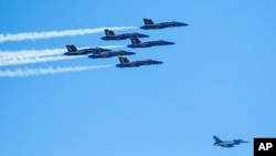 Skuadron udara AL AS, Blue Angels dan AU AS Thunderbirds, saat aksi akrobatik udara di New York dan New Jersey untuk mendukung para tenaga medis yang memerangi Covid-19, 28 April 2020. (Foto: AP)