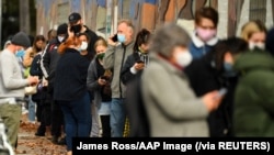 Orang-orang antre untuk tes COVID-19 di sebuah fasilitas tes di Melbourne seiring dengan merebaknya klaster kasus-kasus baru, Rabu, 26 Mei 2021. (Foto: James Ross/AAP Image via Reuters)