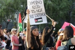 Aksi unjuk rasa pro-Palestina di Mexico City hari Minggu, 5 November 2023.