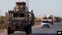 Konvoi pasukan AS bersama dengan sekutu tentara lokal di Manbij, utara Suriah, 31 Maret 2018.