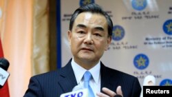 中国外长王毅在埃塞俄比亚首都亚的斯亚贝巴的记者会上讲话。（2014年1月6日）