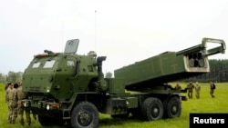 Sistem Roket Artileri Mobilitas Tinggi (HIMARS) jenis M142 dilibatkan dalam sebuah latihan militer di dekat wilayah Liepaja, Latvia, pada 26 September 2022. (Foto: Reuters/Ints Kalnins)