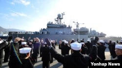 해군 서태평양 기뢰대항전 훈련전대가 오는 2월 17일부터 3월 7일까지 뉴질랜드 해역에서 14개국 연합으로 실시되는 '14년 서태평양 기뢰대항전 훈련'에 참가하기 위해 27일 진해항을 출항하고 있다.