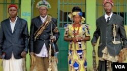 Delegação de autoridades tradicionais da Lunda-Norte e Lunda-Sul (da esquerda para a direita): Regedor Mwambumba, Regedor Zovo, Mwanitete e MwaCapenda Camulemba (Foto: Maka Angola)