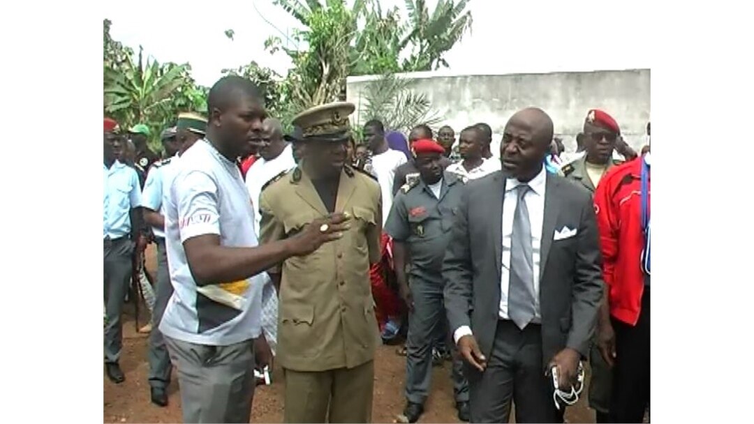 Quetong Handerson Kongeh, the most senior Cameroon government official in the Ntem Valley administrative unit that includes Kiossi, confers with local officials, in Kiossi, Cameroon, March 3, 2018. (Moki Kindzeka/VOA)