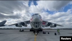Sebuah pesawat di Bandara Zhukovsky, Wilayah Moskow, Rusia, membawa sejumlah bantuan medis untuk mengatasi wabah COVID-19 di India, 28 April 2021. (Foto: Kementerian Darurat Rusia / Handout via REUTERS)