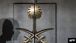 Bayangan petugas keamanan terpantul di pintu masuk Konsulat Arab Saudi di Istanbul, 12 Oktober 2018. (Foto: dok).