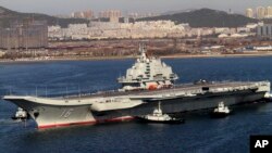 2012年10月30日大连：中国航母辽宁号首航回港