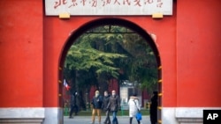 Sekelompok turis asing berjalan di taman umum dekat Kota Terlarang di Beijing, 27 Januari 2020.
