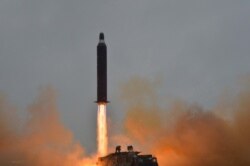 북한 관영 조선중앙통신이 지난 2016년 6월 공개한 중거리탄도미사일 '화성10호' 발사 장면. 외부에는 무수단 미사일로 알려져있다. (자료사진)